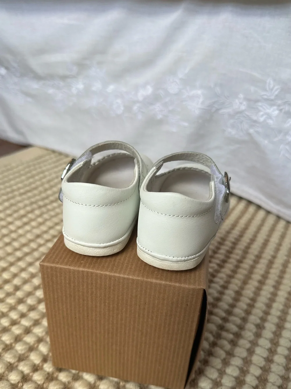 L’amour Scarlett Scalloped Mary Jane size 6 (Toddler) in white